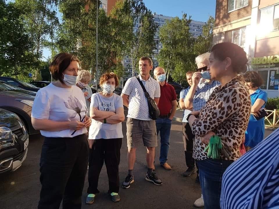 Глава управы Екатерина Потапенко обсудила с жителями Северного вопросы полива цветников 
