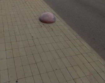 Во дворе дома на Дмитровском закрепили полусферы по просьбам жителей