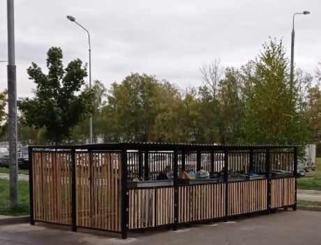 В одном из дворов на Дмитровском шоссе соорудили «домики» для бытовых отходов