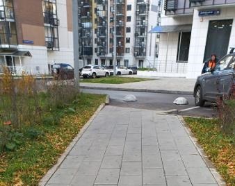 Коммунальщики переложили плитку во дворе дома на Долгопрудной