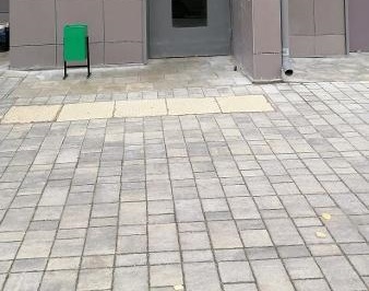 У подъезда дома на Долгопрудной установили урну