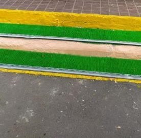Антигололедное покрытие постелили на лестнице перед подъездом дома на 9-й Северной линии