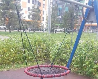 На детской площадке на Дмитровском отремонтировали качели