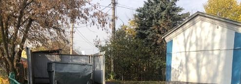 Коммунальщики вывезли мусор с контейнерной площадки дома на 4-й Северной линии