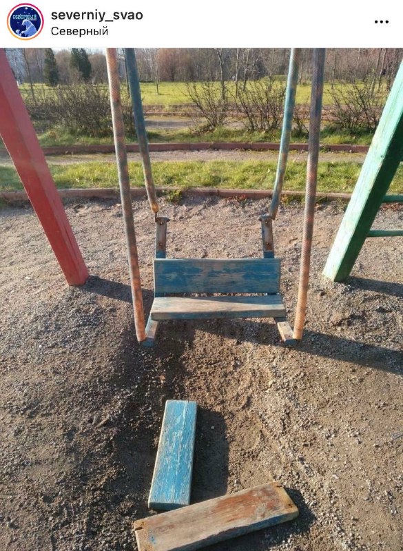 Сломанные качели на детской площадке на Дмитровском отремонтировали – управа