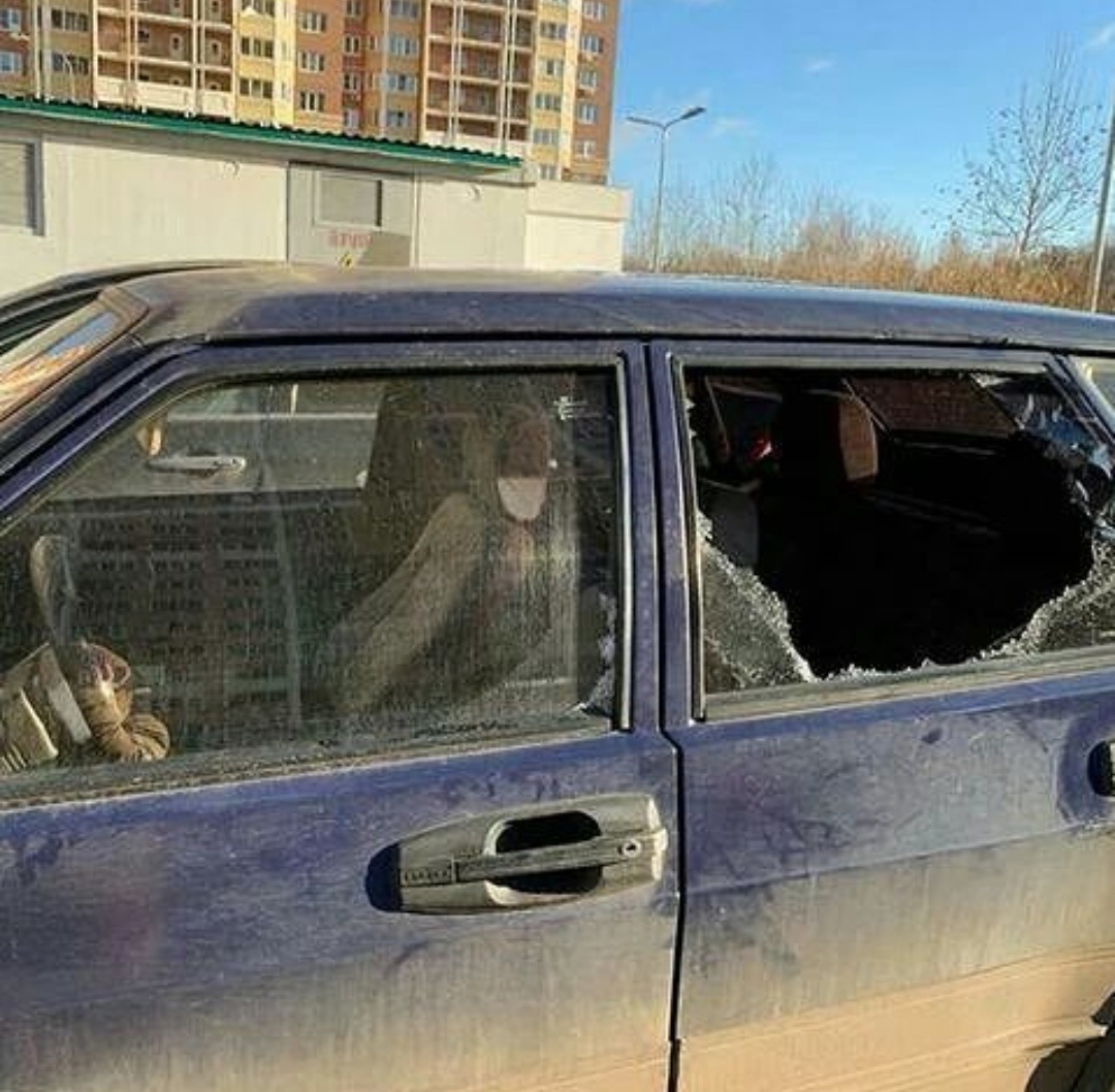 Старенькая «LADA» пострадала от рук хулиганов во дворе дома на 9-й Северной линии