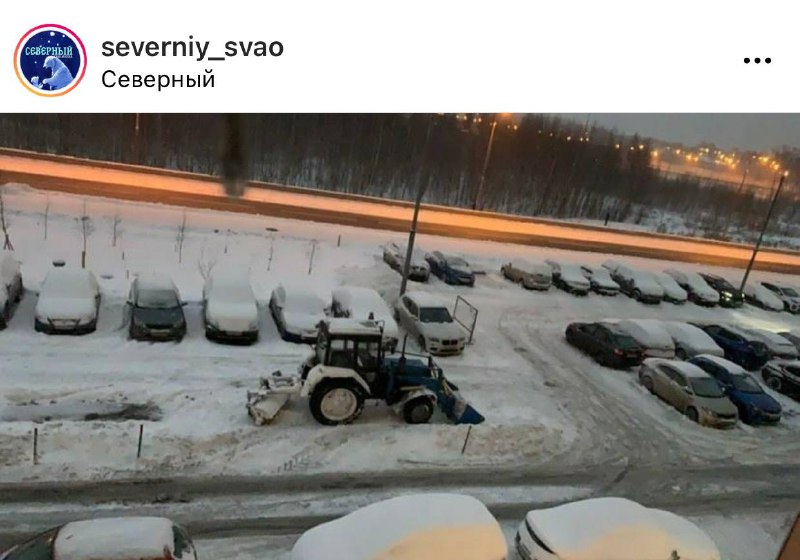 Припаркованный трактор во дворе на Дмитровском привлек внимание местных жителей