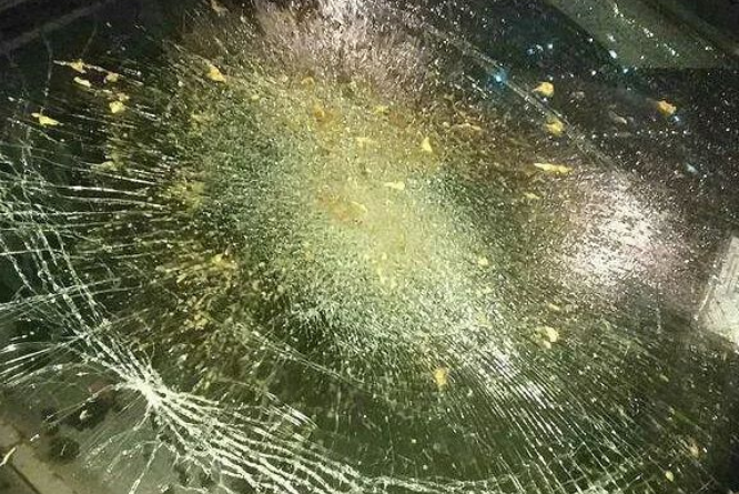 Хулиганы разбомбили машины во дворе на Челобитьевском