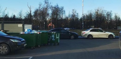 Нагромождение мусорных контейнеров на стоянке на Долгопрудной оказалось временным