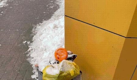 Жильцам дома на Дмитровском уже некуда выбрасывать мусор